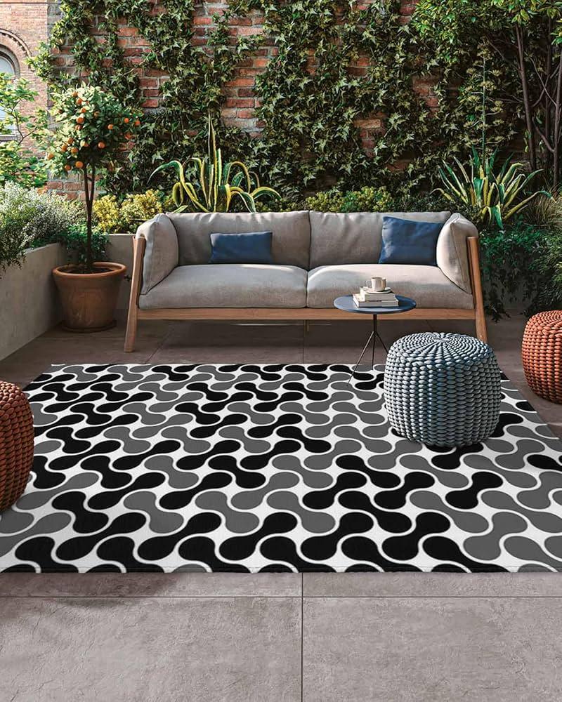 Create an inviting​ lounge area ‌with modern cushions and outdoor rugs in your backyard