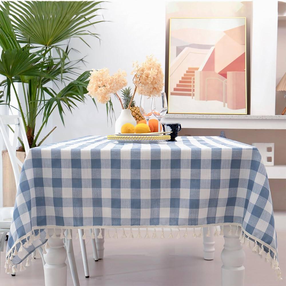 Cozy textiles‍ like checkered​ tablecloths soften the look of your farmhouse kitchen