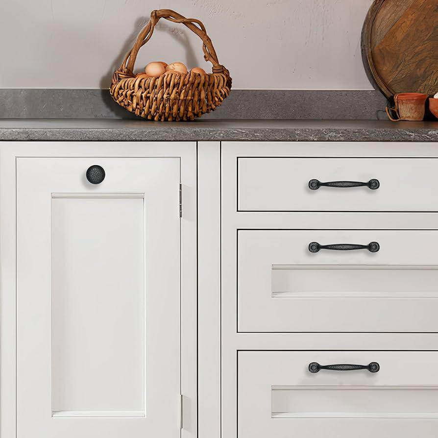 Farmhouse-style hardware ‌complements ⁢cabinetry⁤ and enhances your farmhouse ⁢kitchen aesthetics