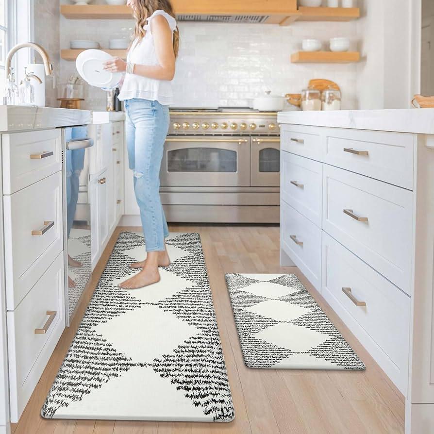 Well-chosen rugs add warmth and‌ comfort underfoot in your farmhouse ​kitchen