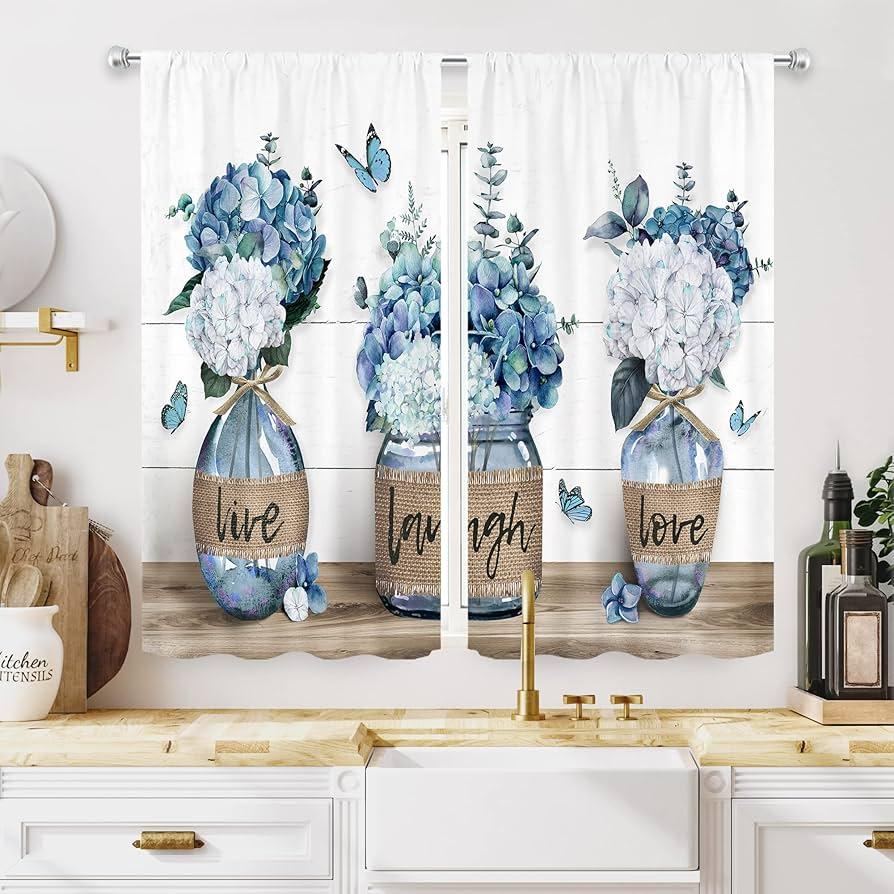 Floral fabrics on curtains bring a touch of nature ⁤into‌ your country kitchen