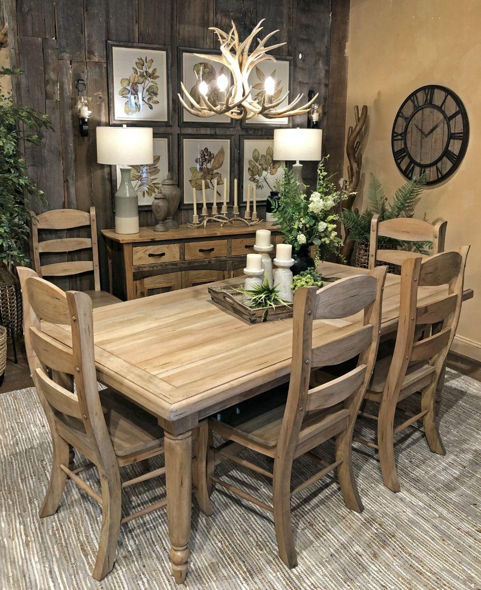 A vintage ⁢dining table serves as the heart ⁢of your farmhouse kitchen gatherings