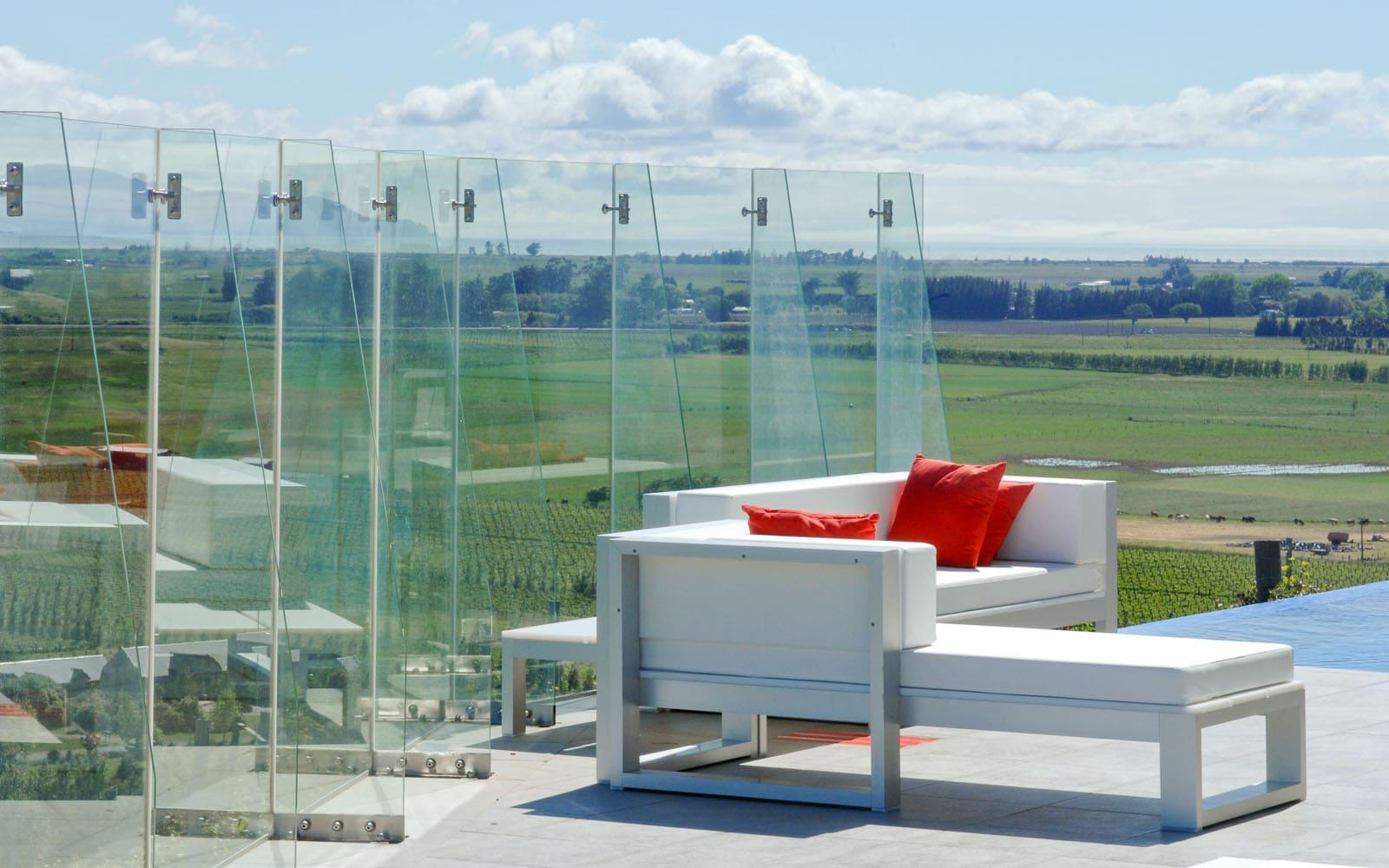 Utilize glass panels for windbreaks⁢ to enhance comfort in your modern backyard