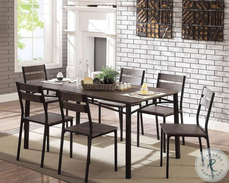 A large ⁢dining table for ⁢family gatherings enriches the country kitchen experience