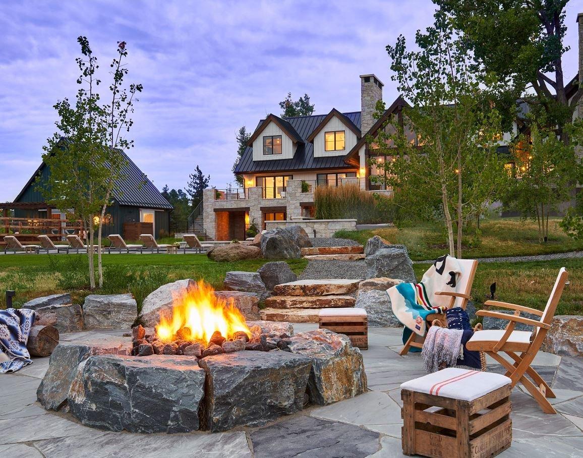 Create ⁢a‍ cozy fire pit for warmth and conversation in your backyard design