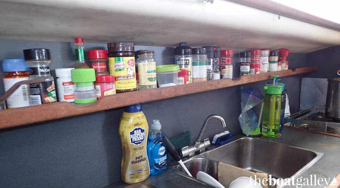 Utilize under-counter storage bins​ for⁣ maximizing space in your⁤ galley kitchen