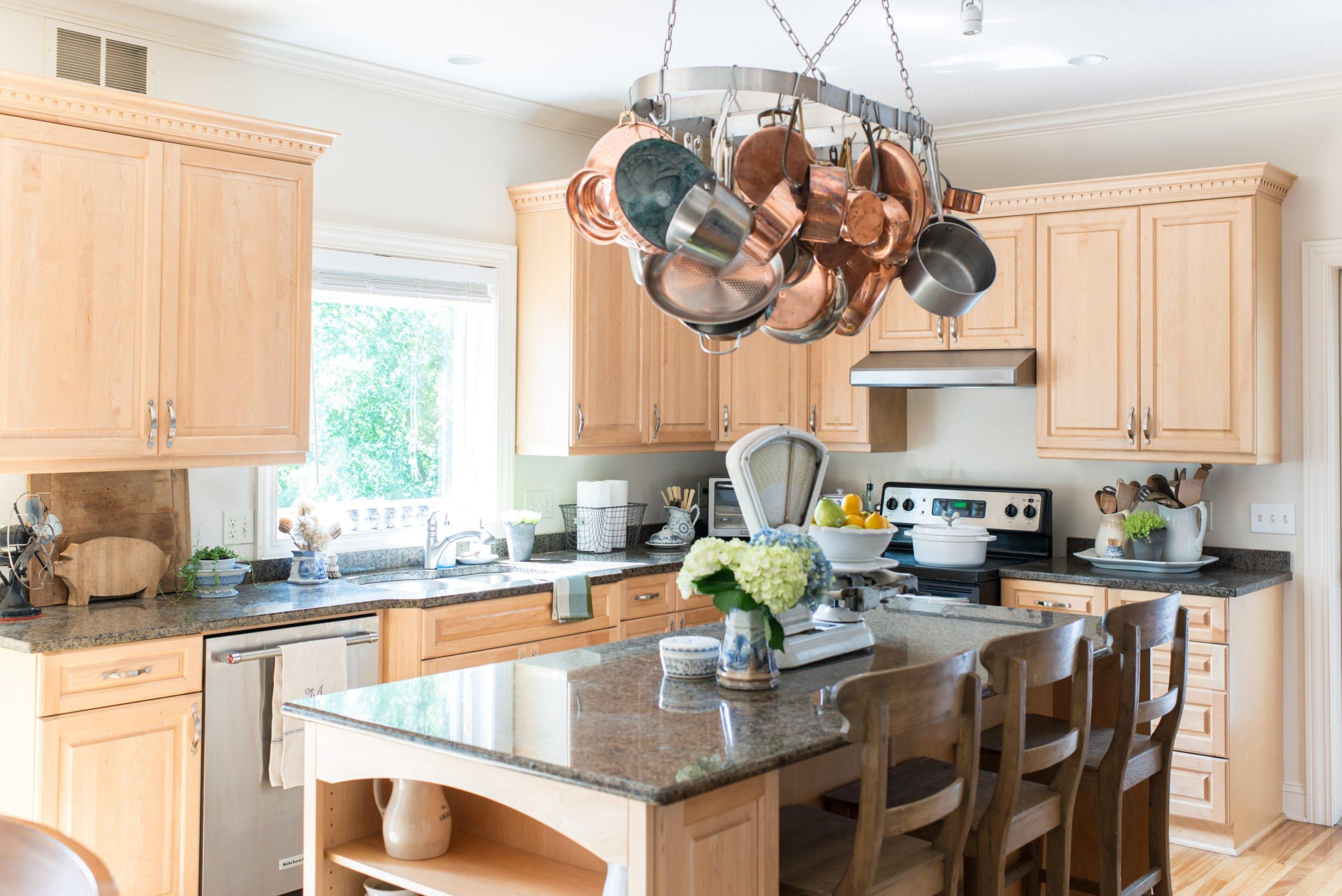 A ⁤well-placed pot rack optimizes space in a country‌ kitchen