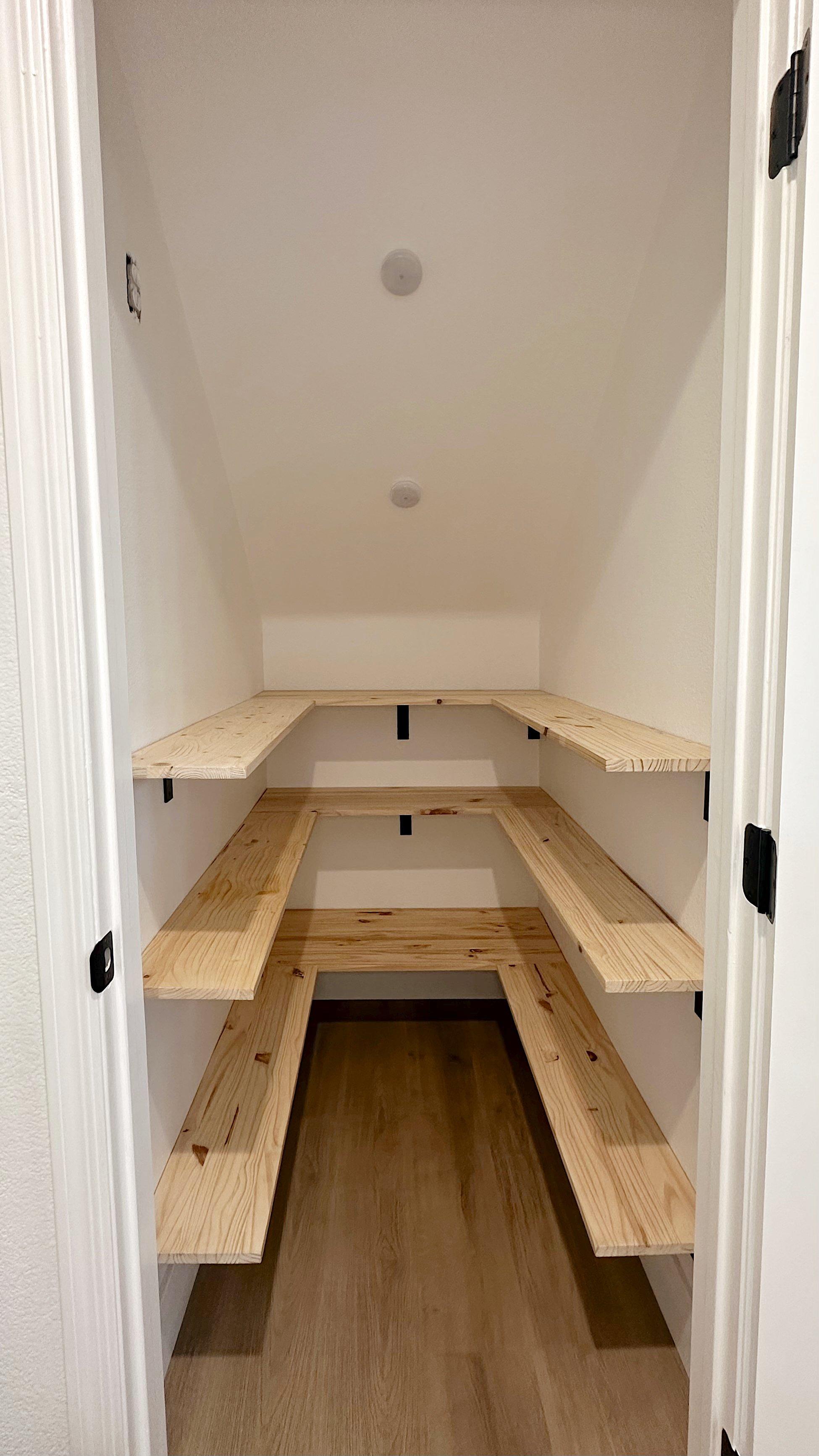 Create a stylish ‍pantry​ in your under ‌stairs kitchen utilizing corner shelves effectively