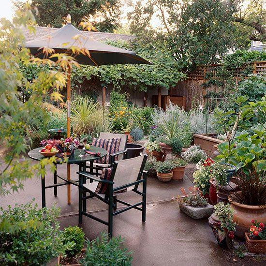 Incorporate greenery with potted plants for a ⁢lively small patio design