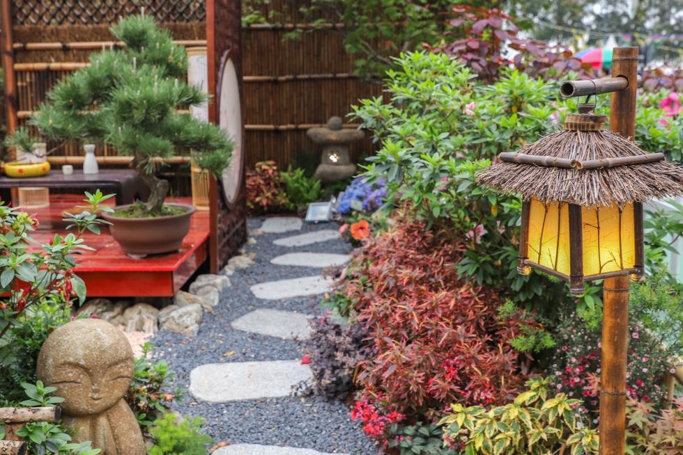 Transform a ‍corner into⁢ a mini⁢ zen garden ⁢for tranquility in your modern‌ backyard