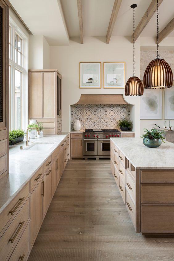 Natural wood accents create a seamless‍ connection⁣ with the outdoors in your farmhouse kitchen