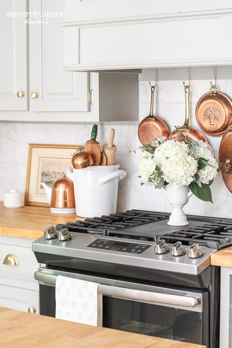 Hang pots ⁣and pans from hooks for a stylish view in your‌ Under Stairs Kitchen