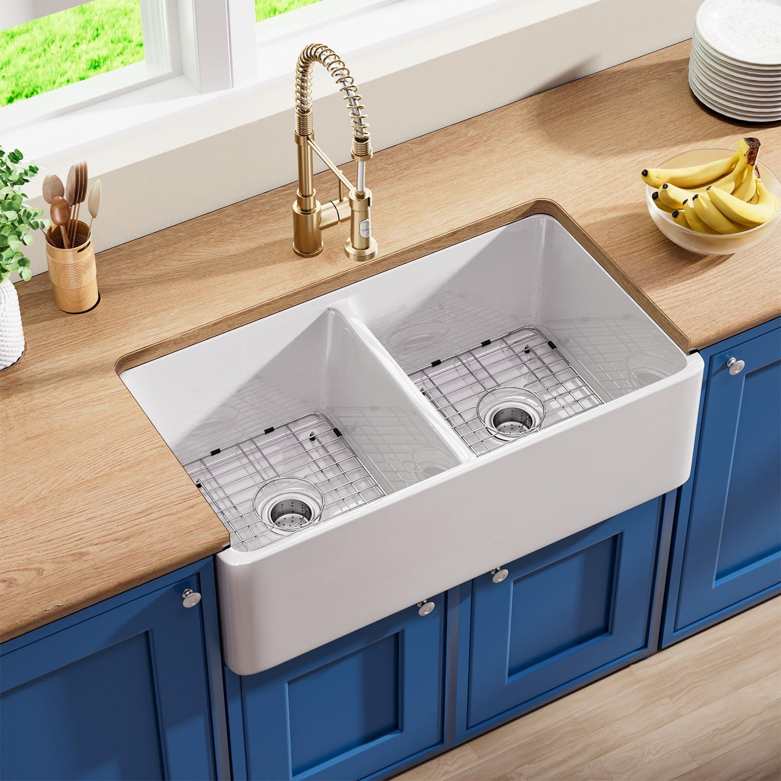 Consider a farmhouse ⁤sink for charm and practicality ‌in your farmhouse kitchen