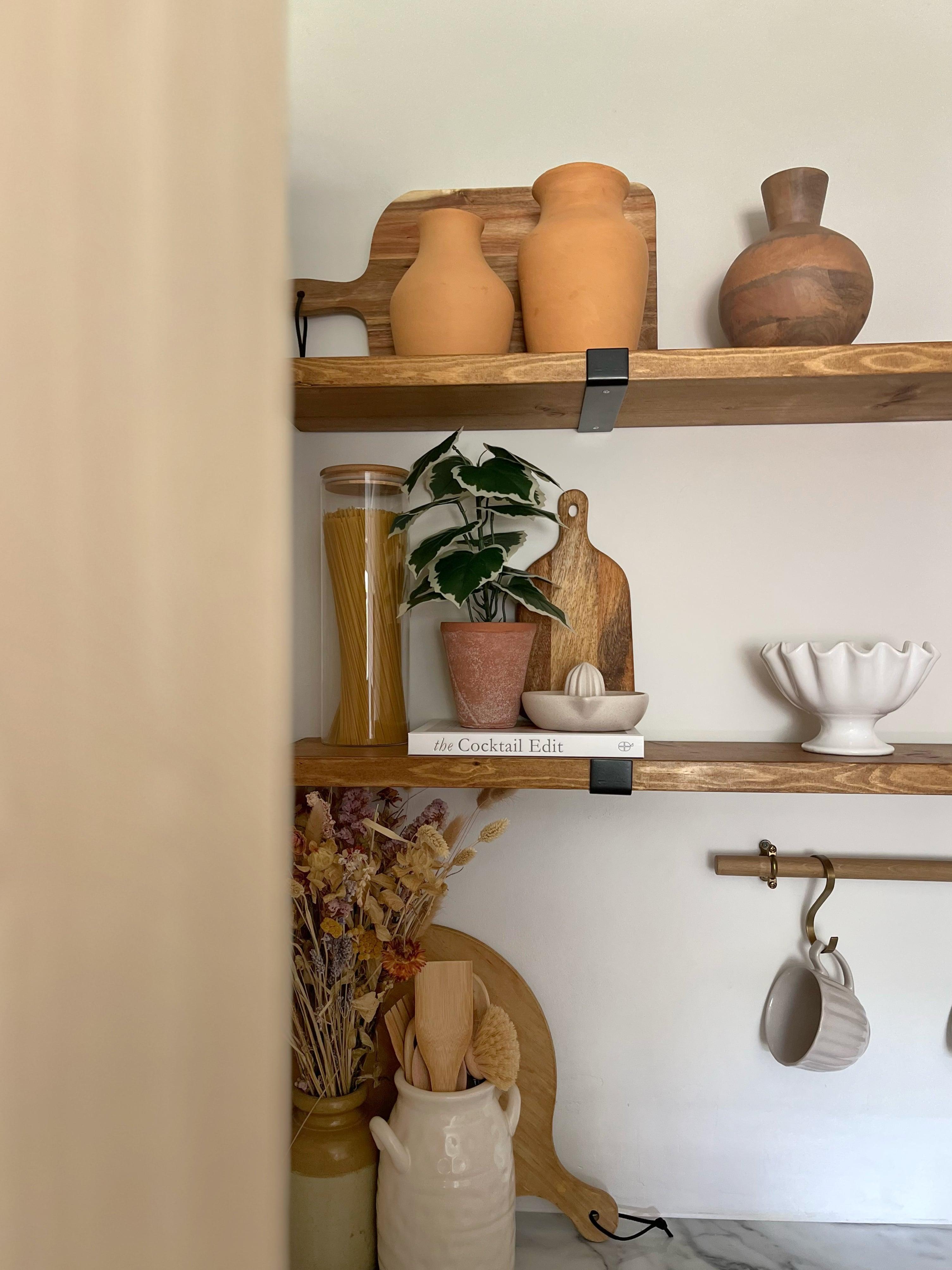 Open shelving in your farmhouse kitchen for​ easy access to⁢ everyday essentials