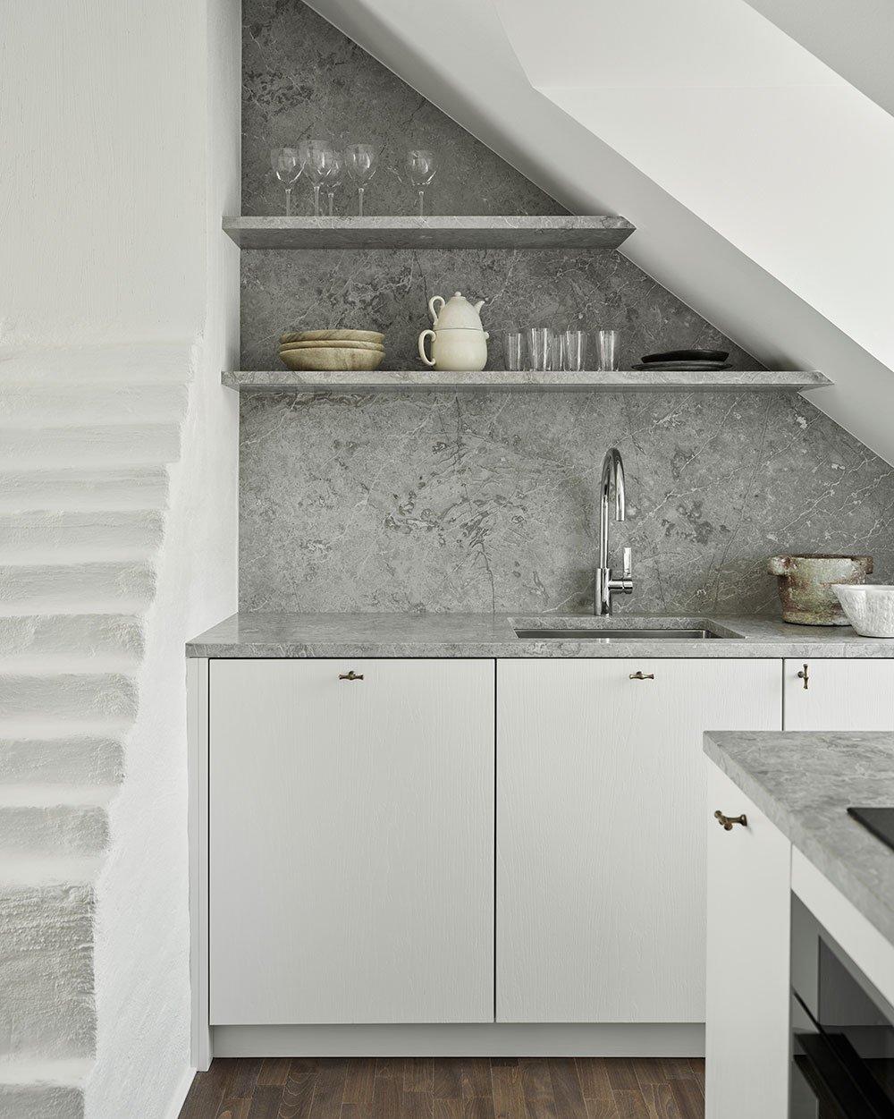 Opt for a​ minimalist design​ in ⁢your Under Stairs Kitchen for a sleek look