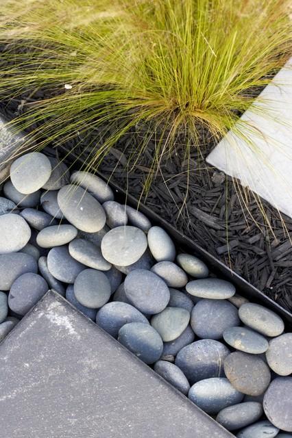 Mix ‌textures using hardscaping elements for a ⁤dynamic ​landscaping ​design ⁢story