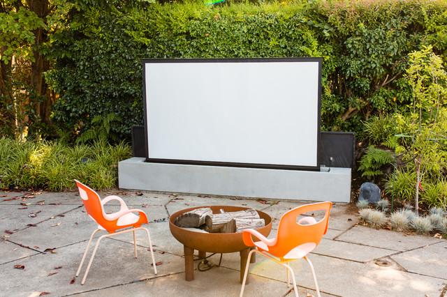 Consider ⁤an outdoor movie setup‌ for fun family nights in your modern backyard