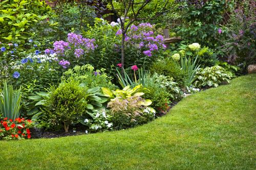 Develop a seasonal landscaping‍ design that ‌changes throughout the ‍year ​for dynamic ‌appeal