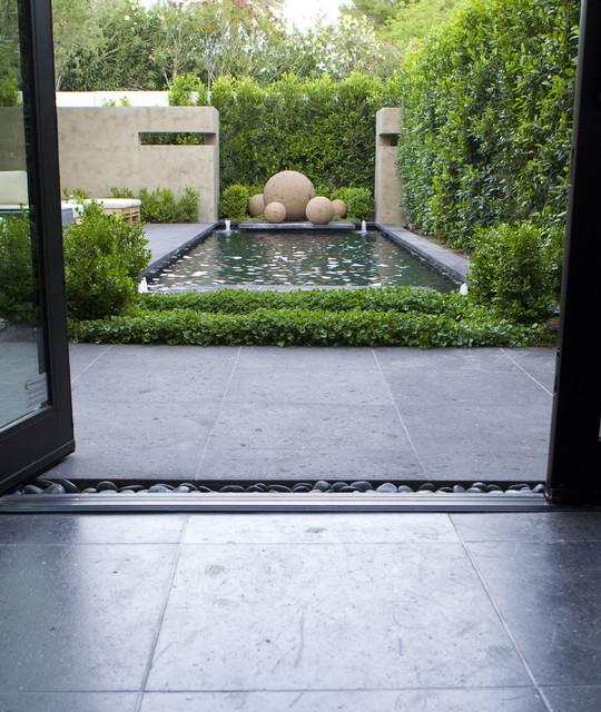 Utilize minimalist aesthetics for clean lines⁢ in modern landscape‍ design