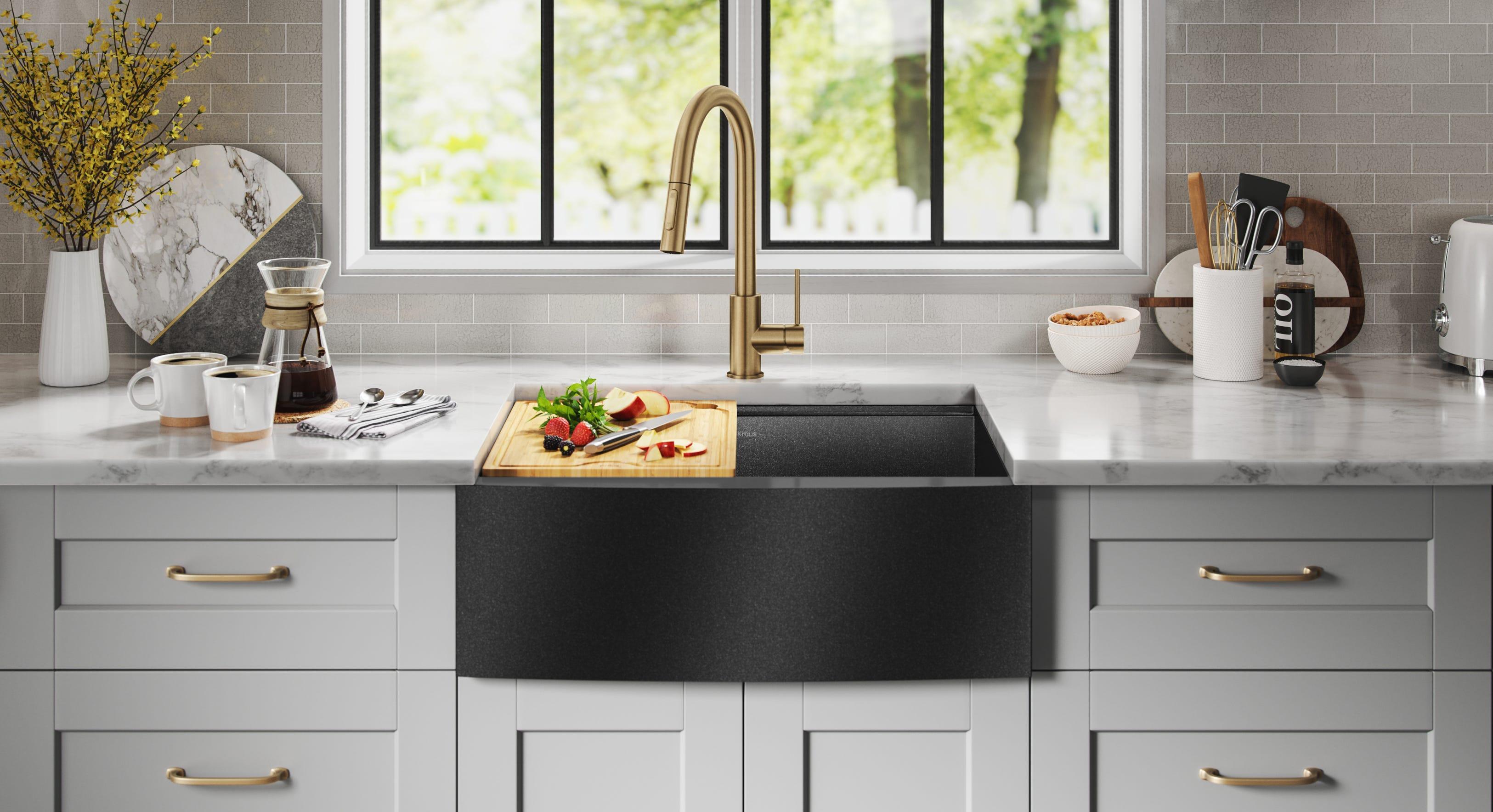 A farmhouse sink brings practicality and ⁣style to every farmhouse kitchen