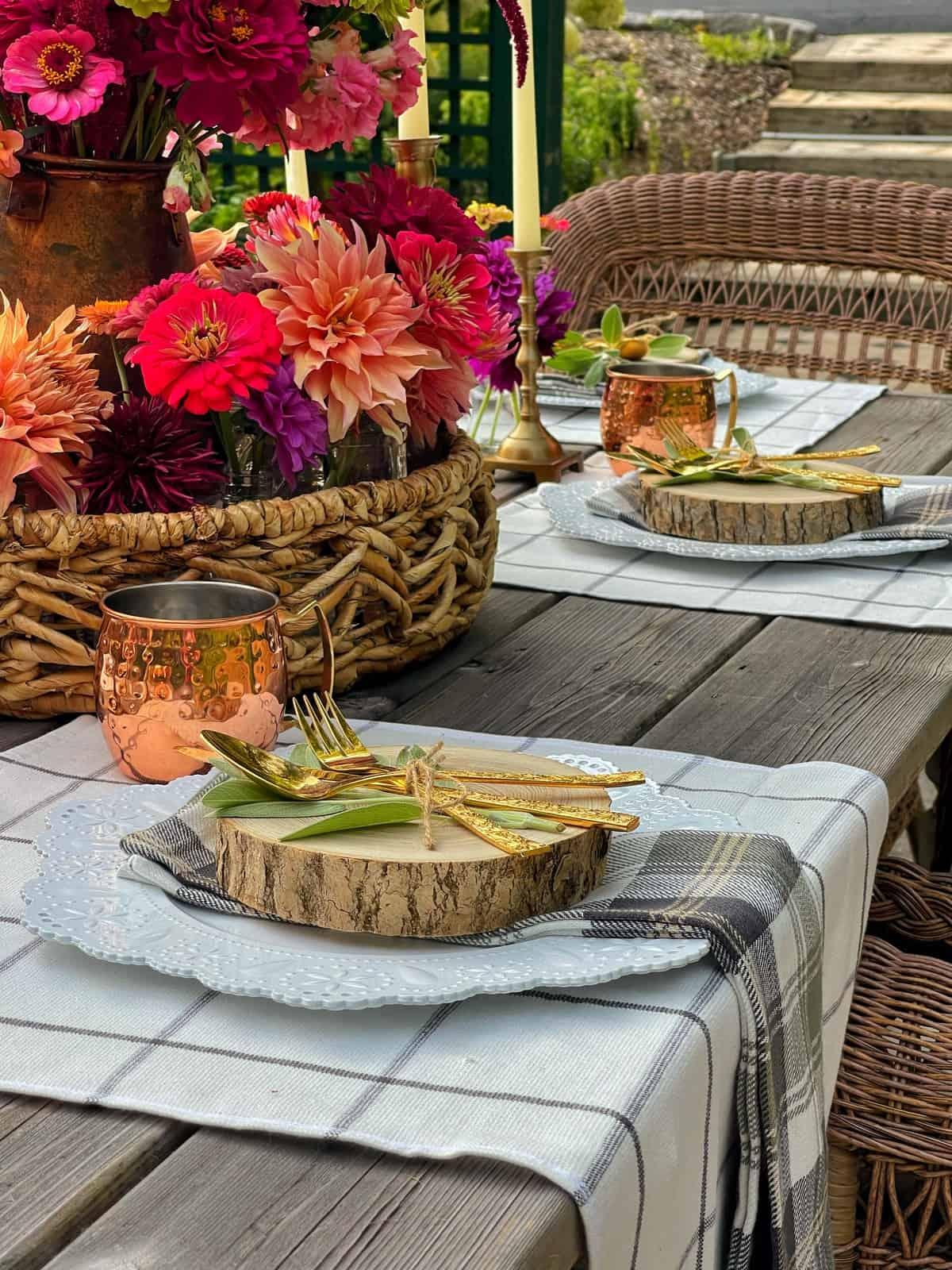 Rustic wooden farmhouse table⁢ for gathering friends and⁤ family over hearty meals