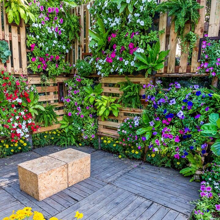 Incorporate vertical gardens for ‍a lush feel in your modern backyard ‌space