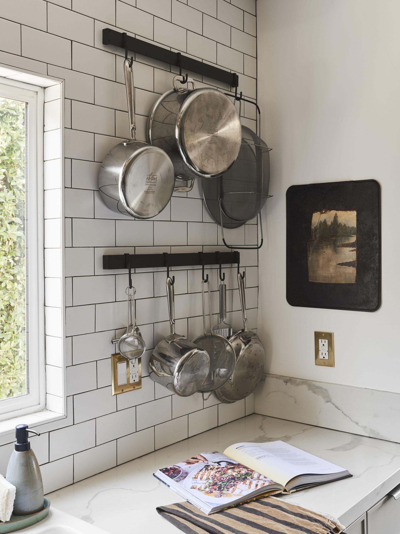 Hang pots and pans overhead to free up counter⁢ space in your galley kitchen