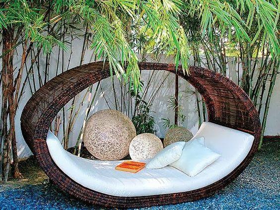 Create‍ a cozy ⁤reading nook with a daybed in your patio design