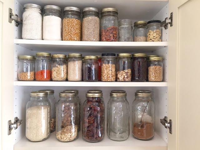 Mason jars for storing dry goods, adding charm and functionality ⁣to ⁢your kitchen