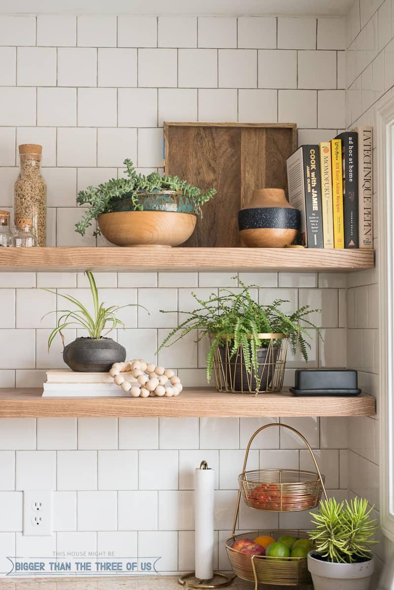 Open shelving showcases‌ beautiful kitchenware, ⁤enhancing your farmhouse kitchens inviting vibe