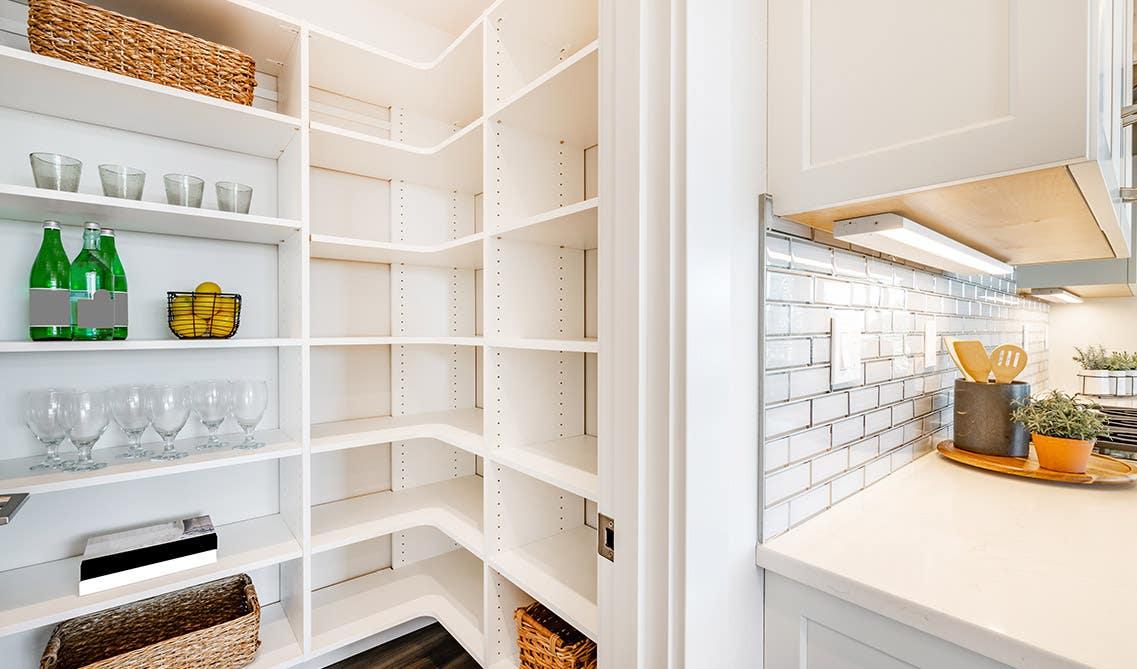 A walk-in pantry for organized storage solutions in‌ your ⁣dream modern kitchen