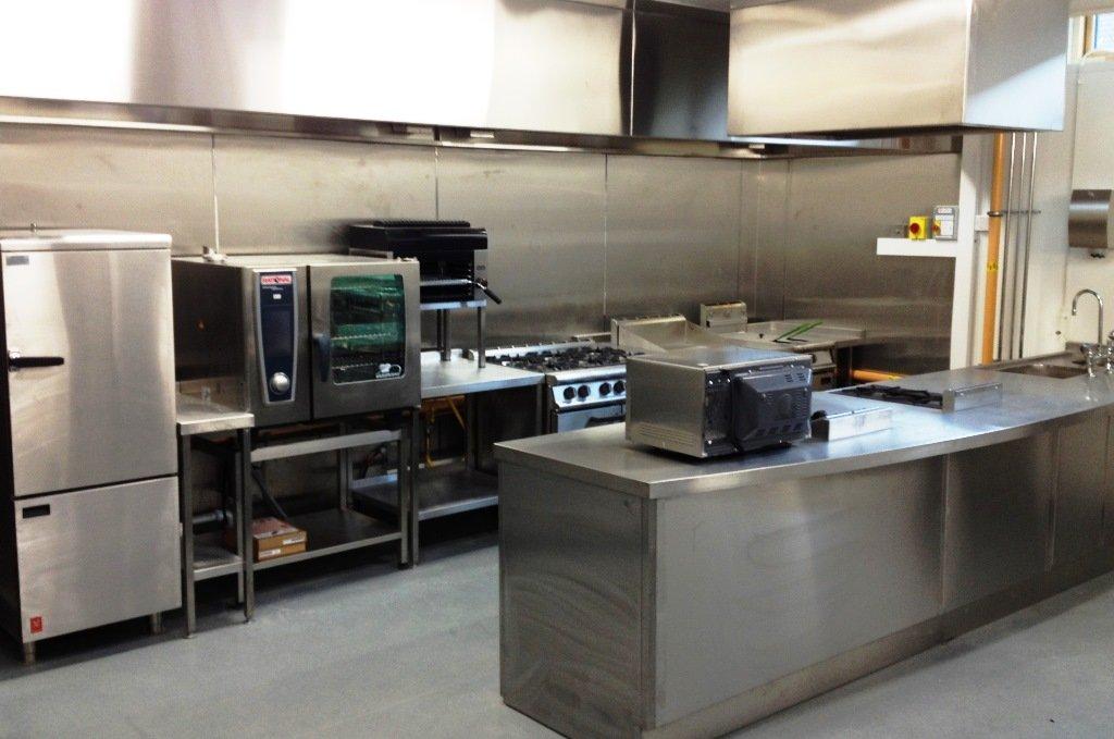 Employee training ⁤on ‍equipment ensures safe and ‍effective operation in the‍ Industrial Kitchen