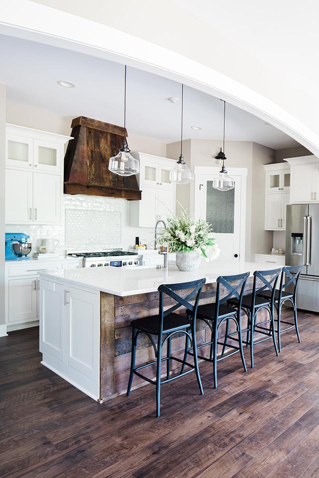 Reclaimed wood​ accents bring warmth to your farmhouse‍ kitchen ambiance