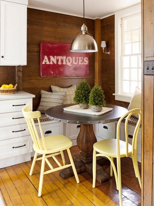 A cozy breakfast nook ⁤encourages ⁢family gathering in⁢ a delightful country kitchen