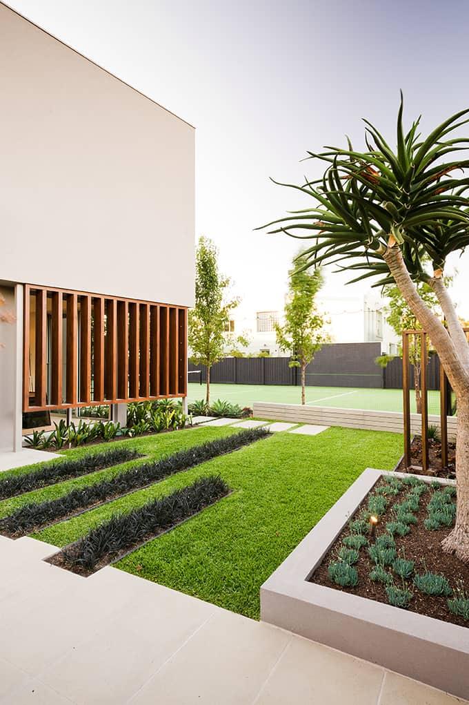 Use minimalism to⁣ evoke calm in your modern landscape ‌design