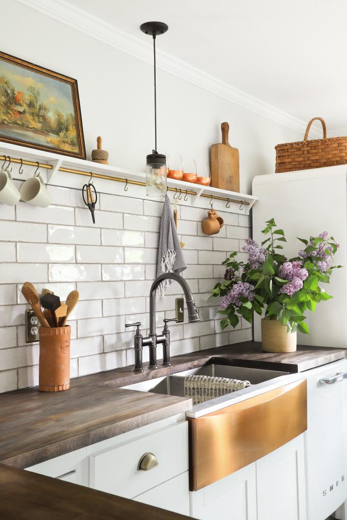 Add a farmhouse sink to ⁢your⁣ under stairs kitchen for​ rustic ⁢charm ‍and functionality