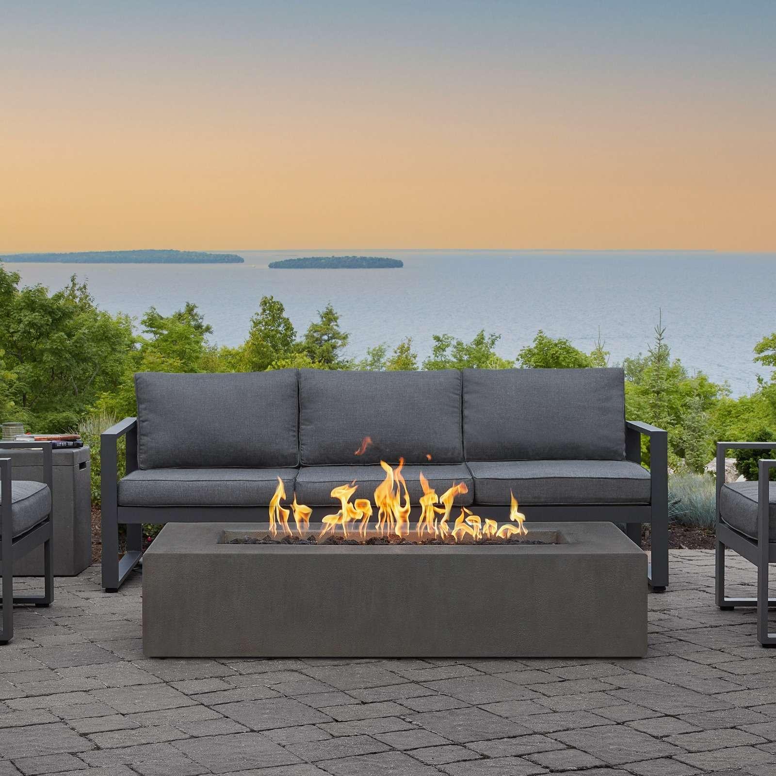 Use ⁣a fire ‍table to gather with friends ‍in your backyard design ‌space