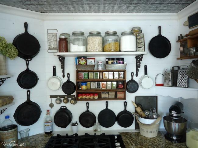 Cast iron skillets, essential‍ cookware for every farmhouse kitchen enthusiast