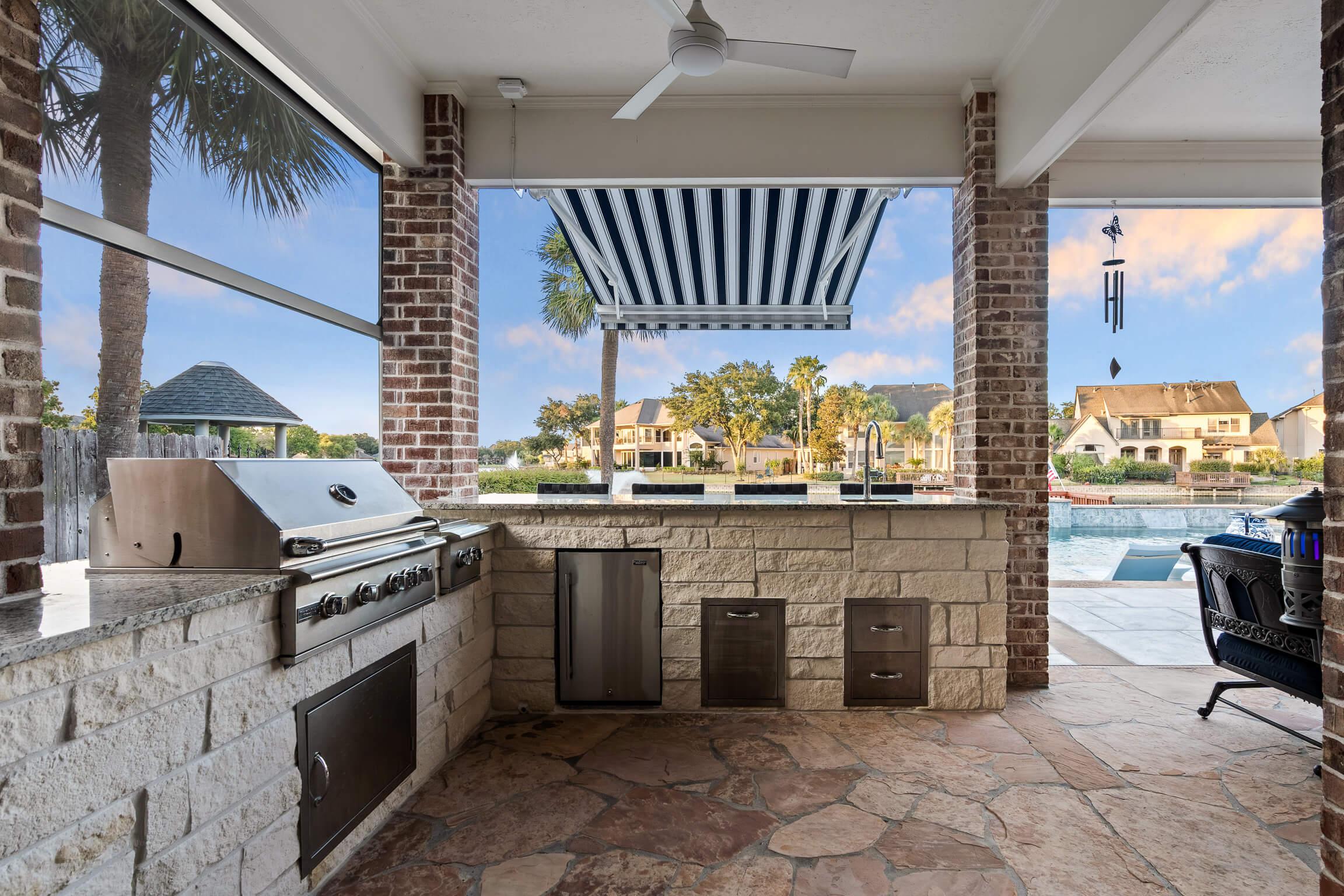 Outdoor ⁢kitchen: Create a functional patio ⁢design ​perfect for entertaining friends and family