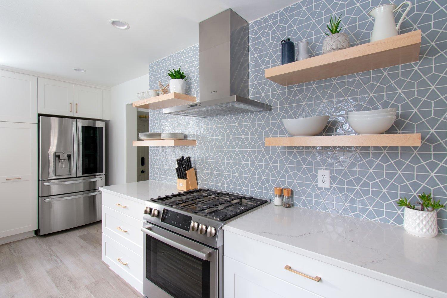 Install a backsplash with shelves for ​both style ⁣and function​ in your⁤ Galley​ Kitchen