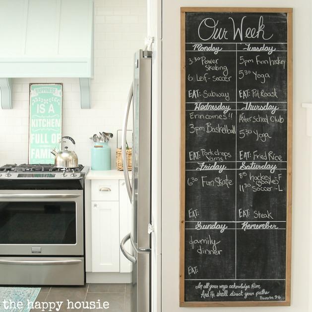 A chalkboard wall for⁤ notes and recipes in your practical country kitchen