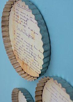 Family heirloom recipes displayed in frames add sentimental‌ charm to your ‌country kitchen