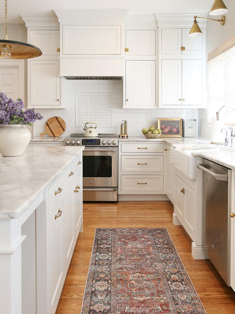 Warm accent lighting creates an inviting ambiance​ in a cozy⁤ country kitchen