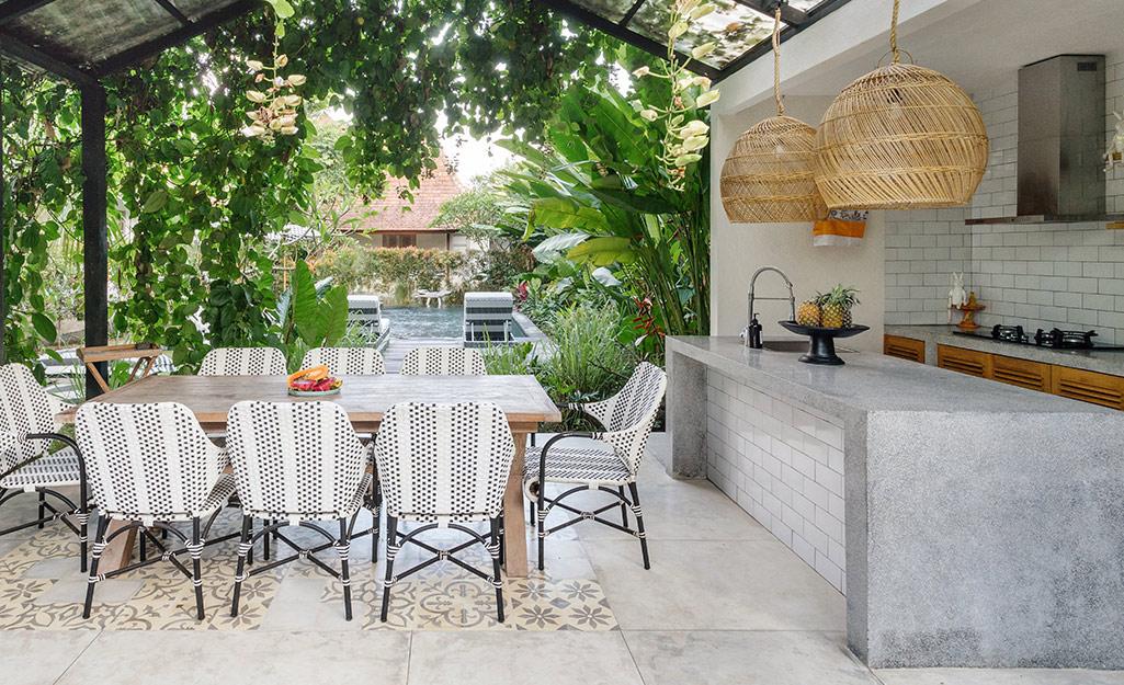 Set ⁣up ⁣an outdoor‍ kitchen for⁤ alfresco⁢ dining in your backyard design