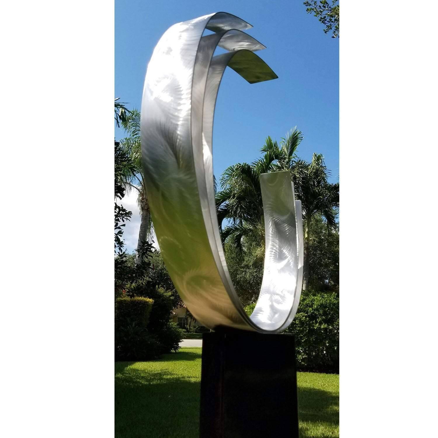 Add ‌a⁢ statement sculpture to make your modern backyard ⁢a⁢ focal point