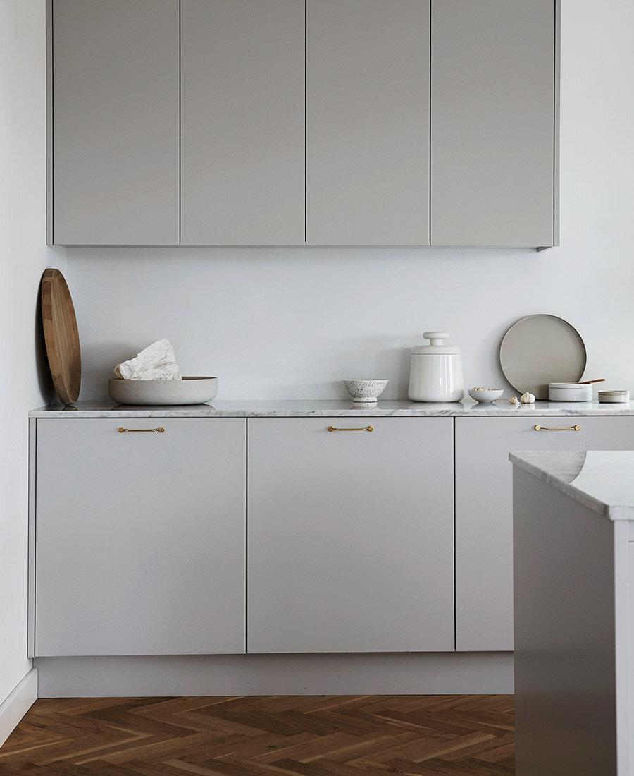 Minimalist cabinetry to provide a sleek and⁢ clutter-free‍ look in your modern kitchen