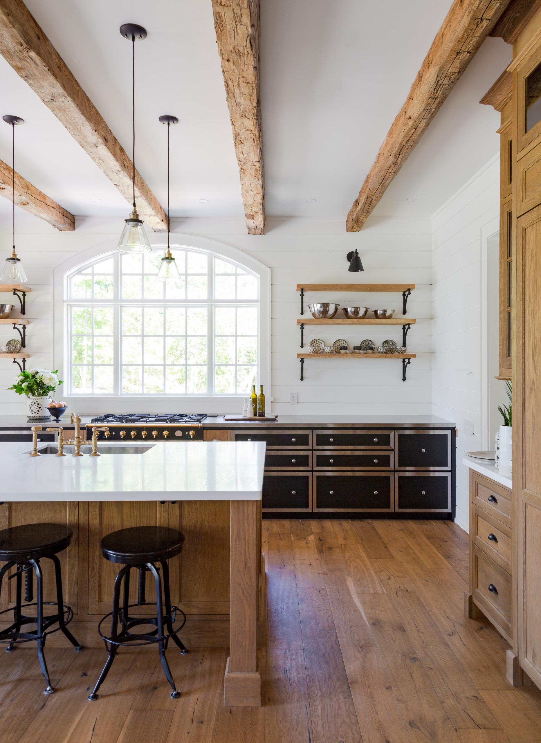 Warm wooden⁣ beams that cradle the⁣ ceiling ⁤create ‍rustic charm in ⁣a country kitchen