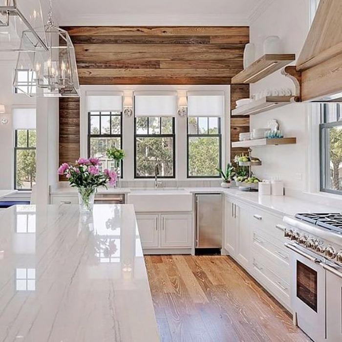 Shiplap walls ⁣bring texture⁤ and warmth to⁤ your farmhouse‍ kitchen space