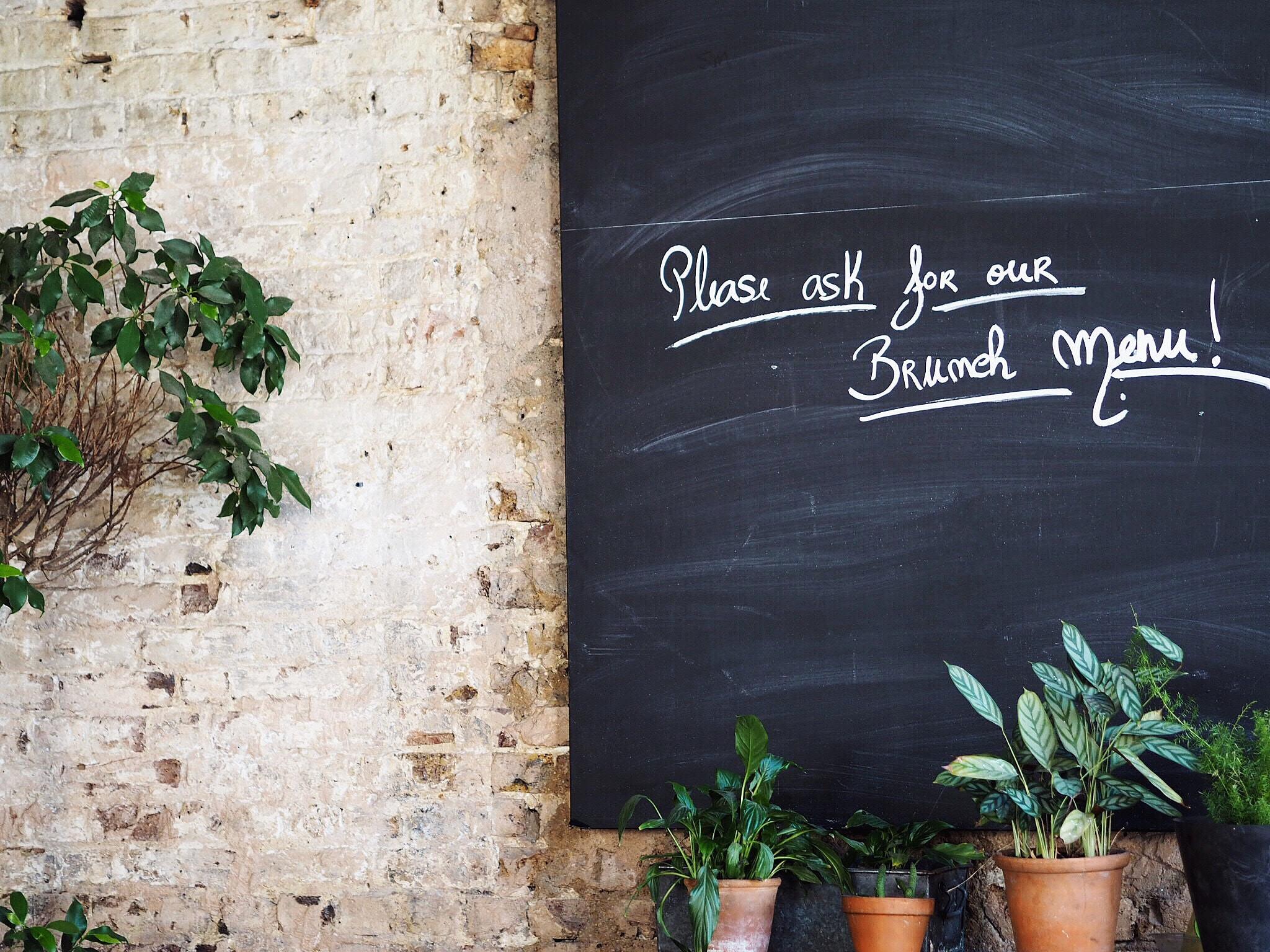 A chalkboard⁢ wall allows creativity while organizing in your country kitchen