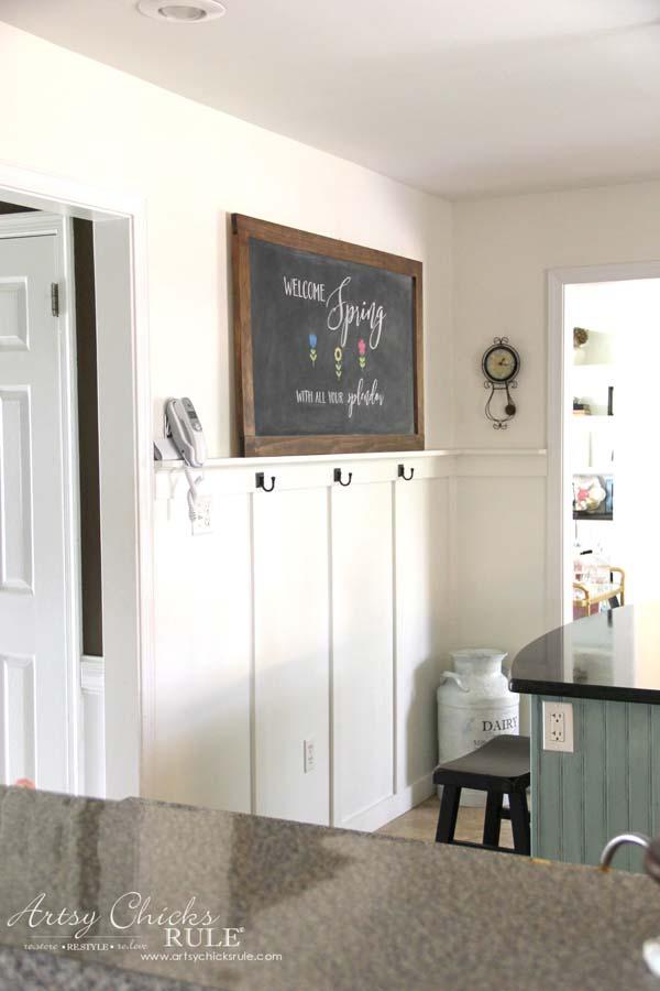 A chalkboard wall invites ​creativity and organization in your farmhouse ‌kitchen